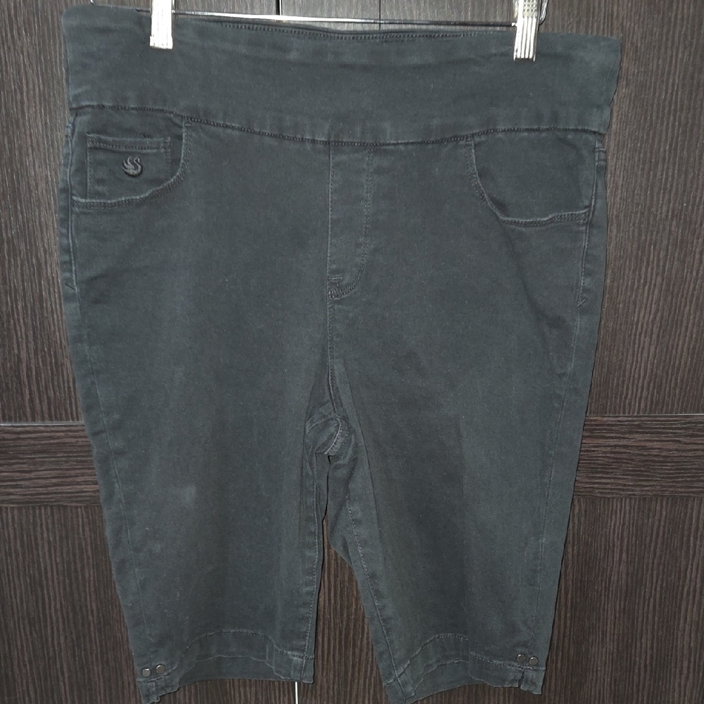 Gloria Vanderbilt Women's Black Bermuda Shorts Elastic Waist 12